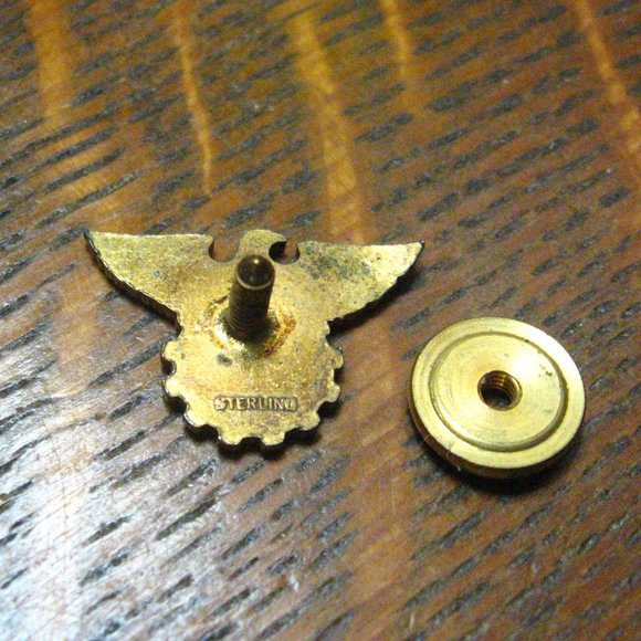 USA Military Antique A.V.C. Sterling Eagle Lapel Pin Badge - Picture 3 of 4
